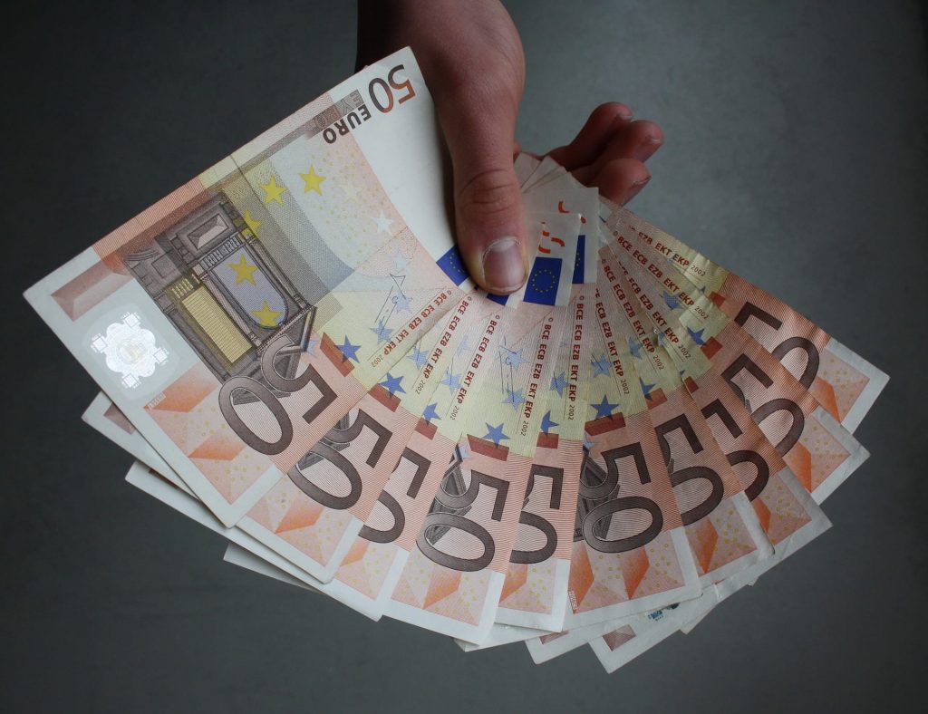 Személyi kölcsön fix kamattal vagy inkább az olcsóbb, változó kamatozású hitel?