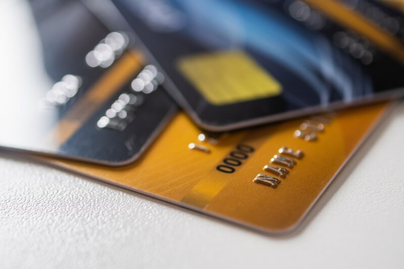 Dombornyomott, vagy vésett – milyen bankkártyát válasszunk?